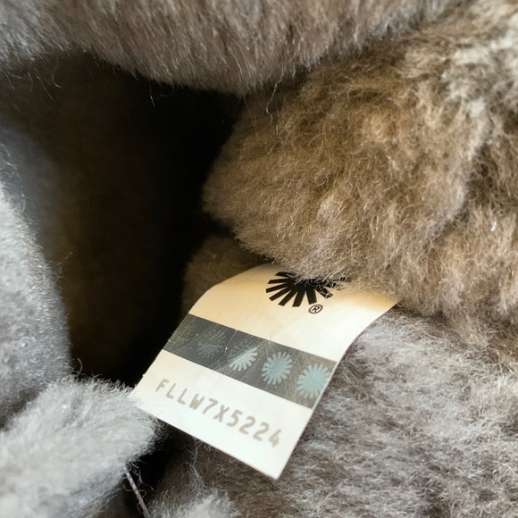 UGG Short Continuity Bow Boots In Charcoal - Picture 7 of 8